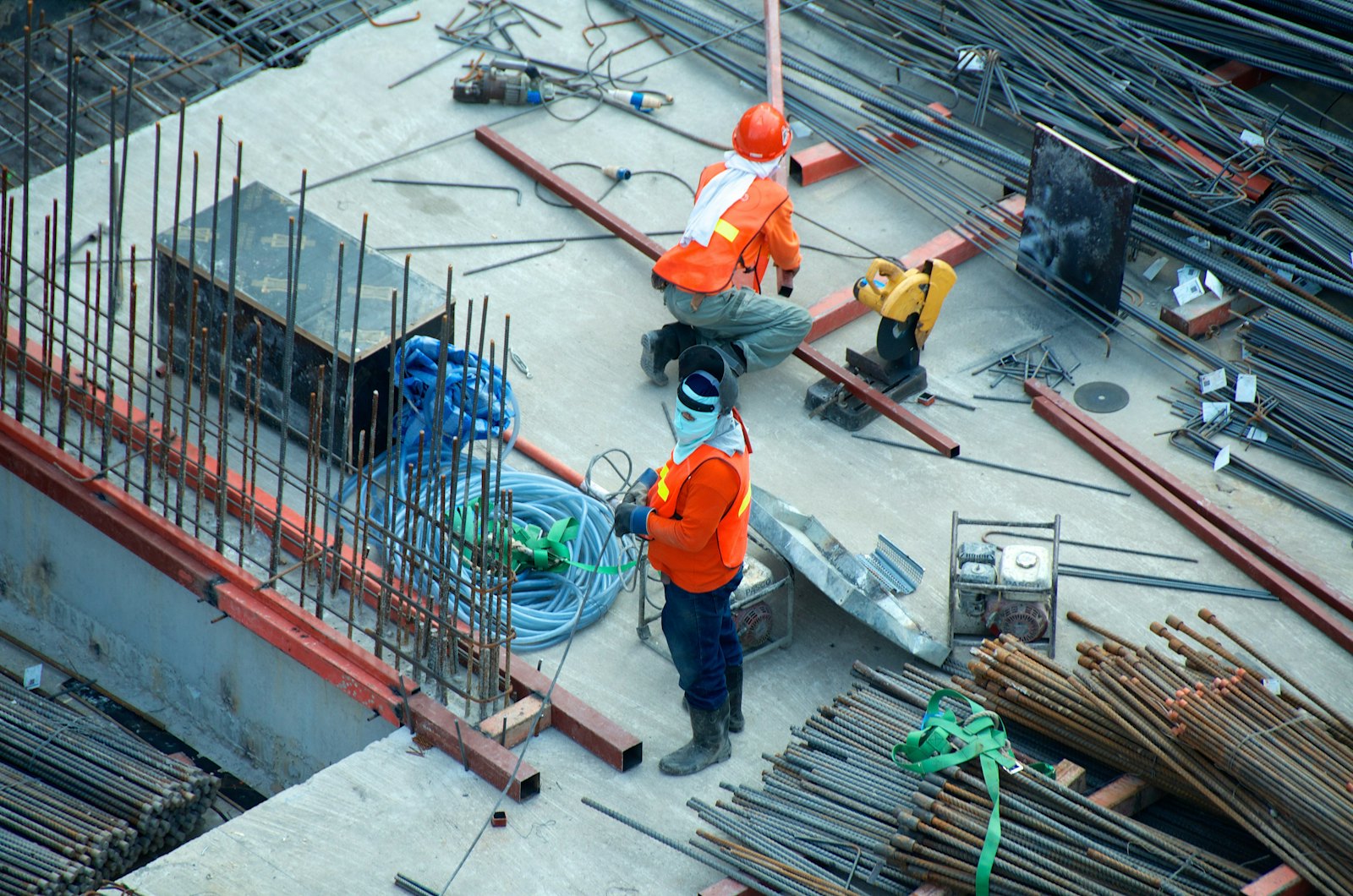 Equipo trabajando en obra con estructura de ferralla