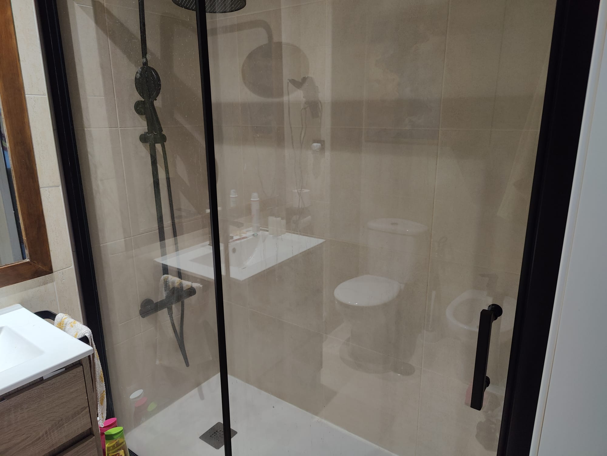 Baño reformado en Córdoba con plato de ducha a ras de suelo