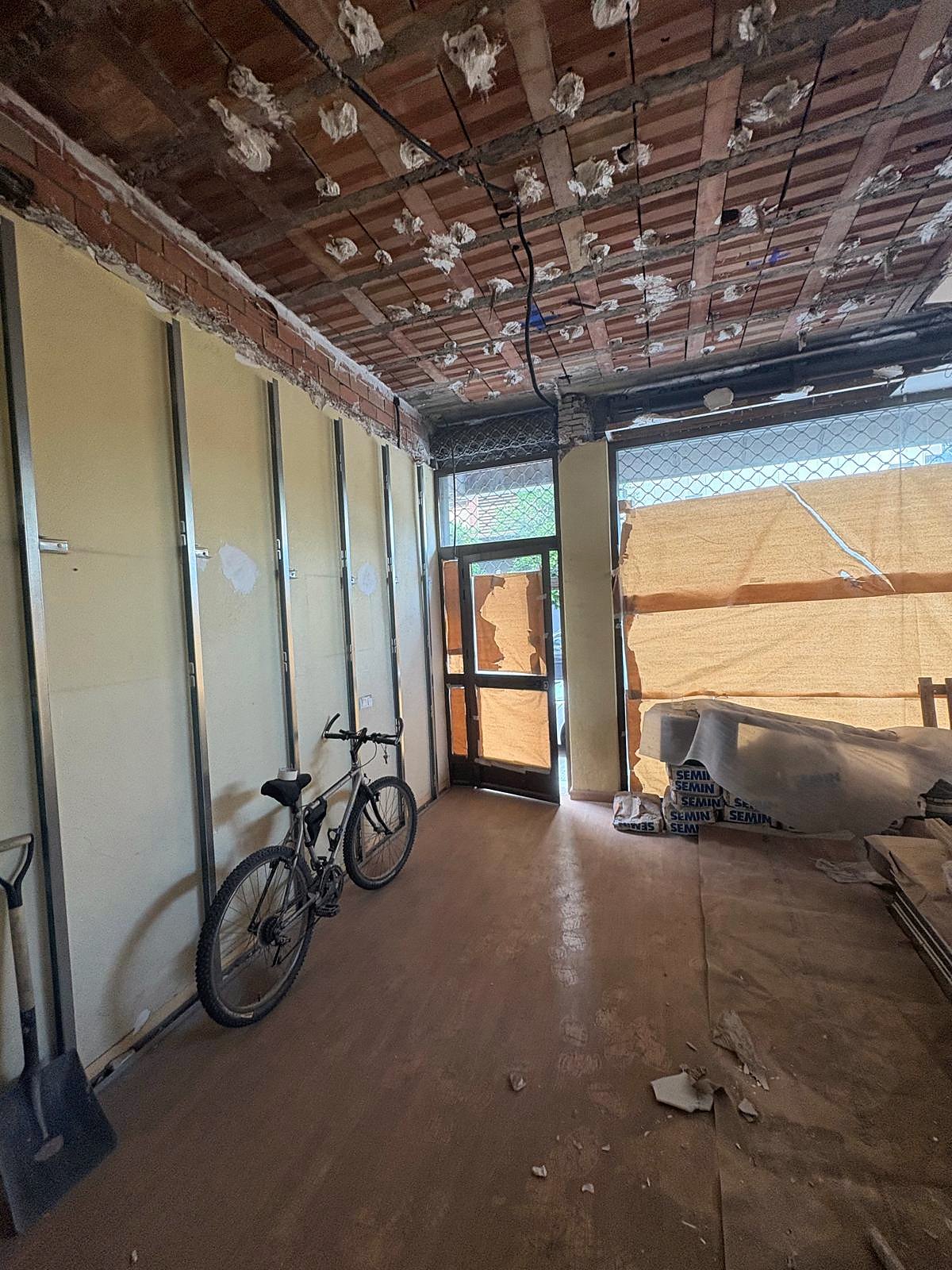 Estructura metálica de la nueva tabiquería de placa de yeso laminado