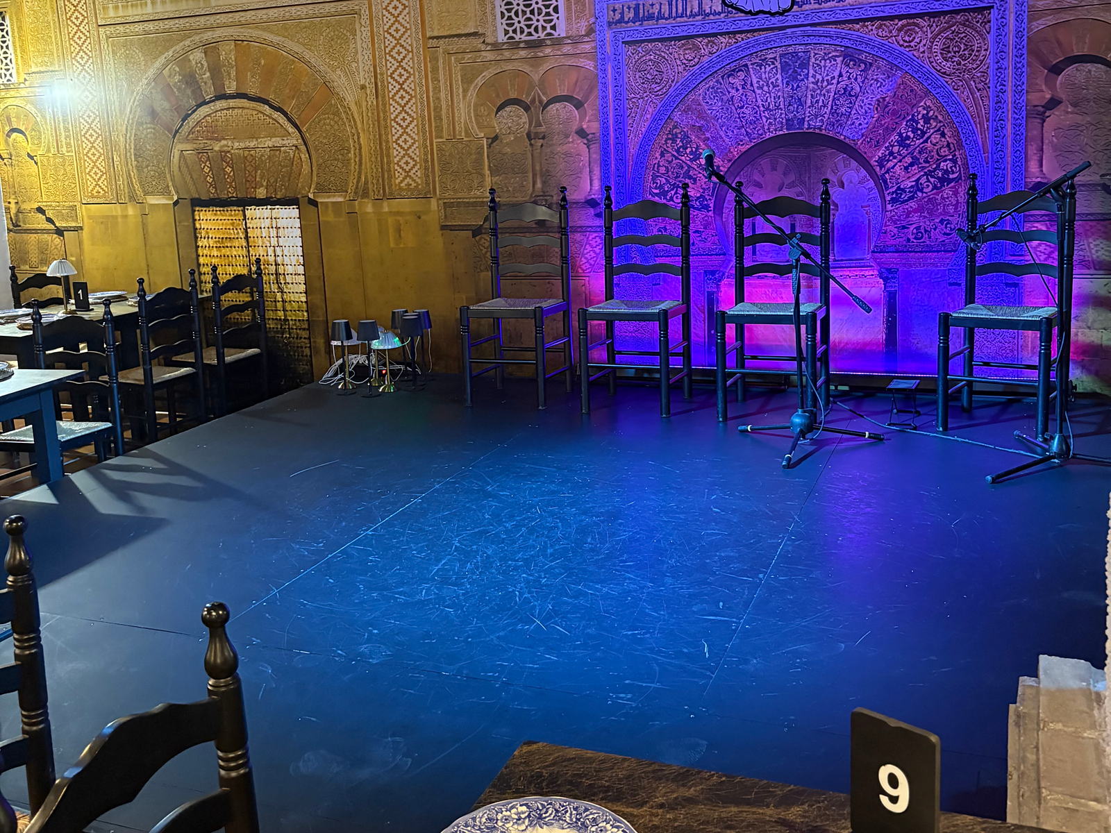 Vista de la sala con el escenario nuevo al fondo