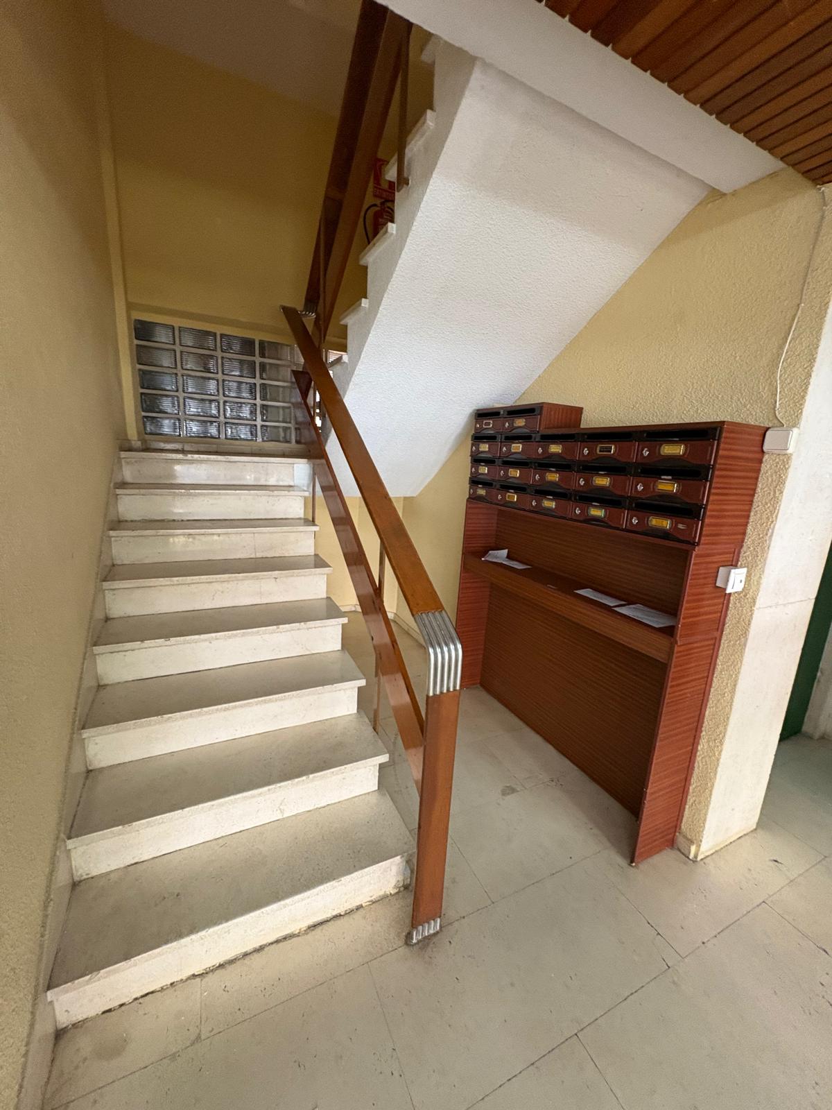 Los buzones antiguos, colgados en el arranque de la escalera