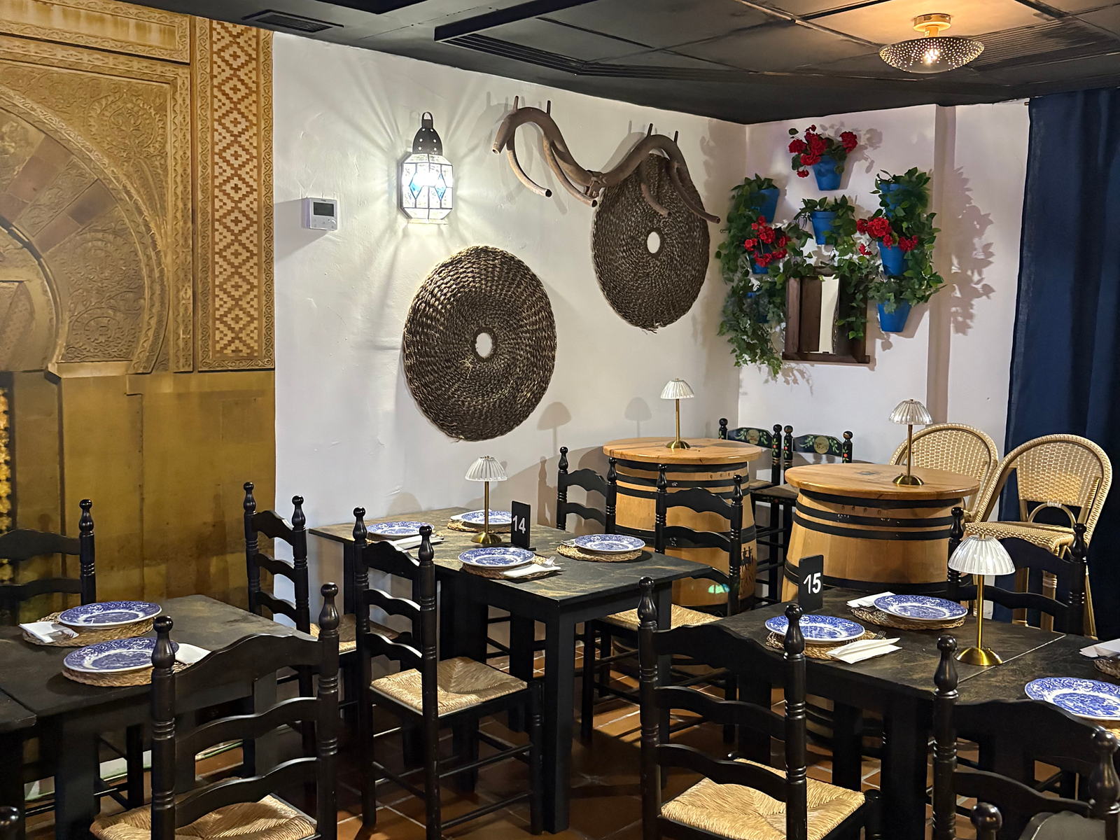 Comedor del tablao con decoración cordobesa: macetas, esparto y cerámica